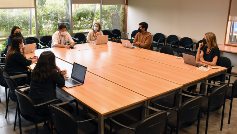 Equipo Alianza Lagar trabajando en oficina