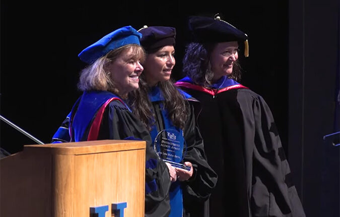 Académica Ana Luis Muñoz recibiendo reconocimiento