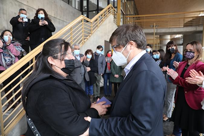 Entrega de detalle por parte del decano Alejandro Carrasco 