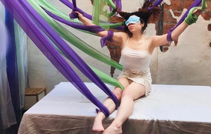 Artista rodeada de telas circenses