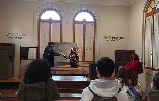 estudiantes dentro de museo de educación
