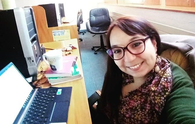 Fotografía de la alumna Eugenia Victoriano en su puesto de trabajo