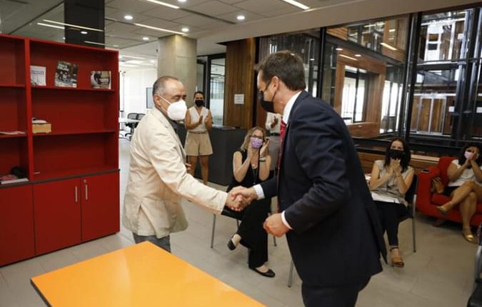 Dos personas se dan la mano, después de cerrar un pacto