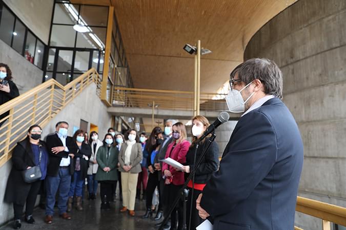 Palabras al público del decano Alejandro Carrasco 