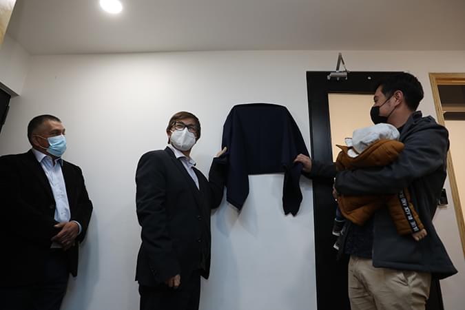 Momento que destapa la placa en la inauguración 