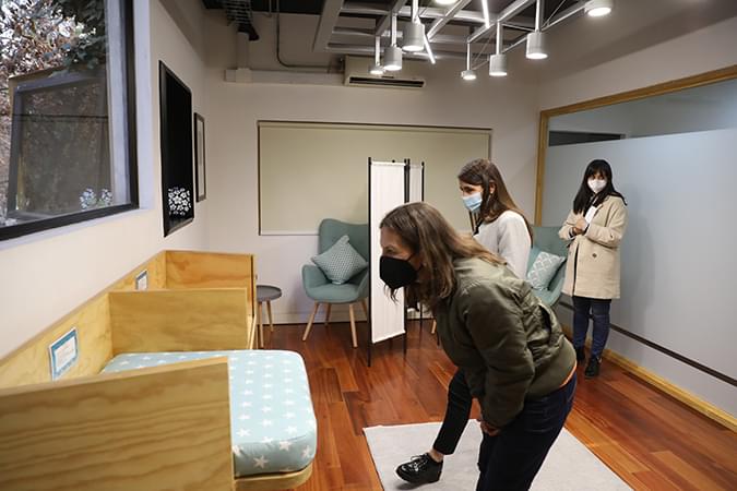 Asistentes recorriendo la sala 