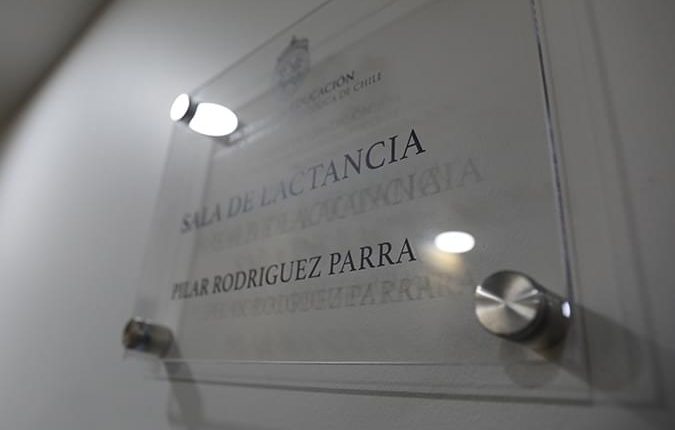 Placa inaugural de sala de lactancia Pilar Rodríguez Parra