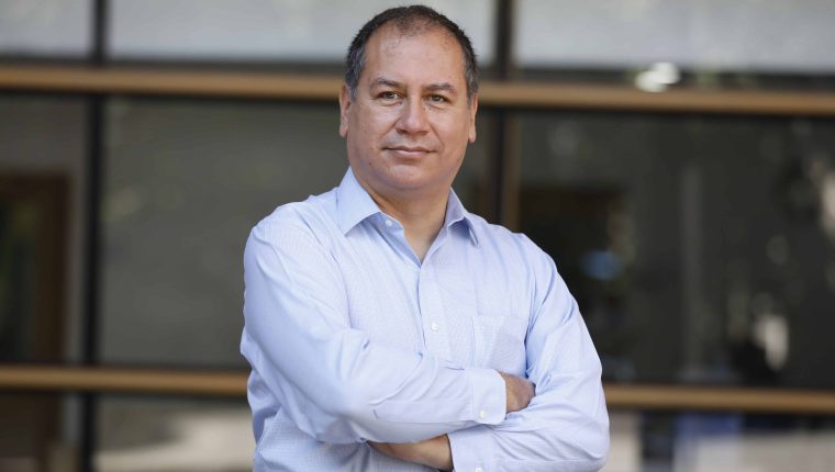 Carlos González Profesor asociado