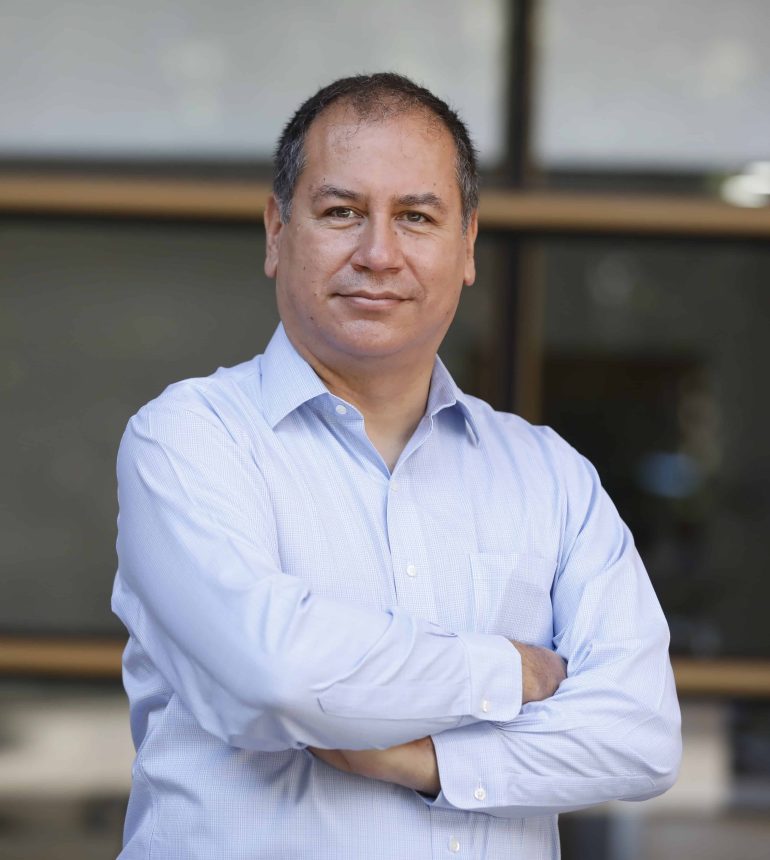 Carlos González Profesor asociado