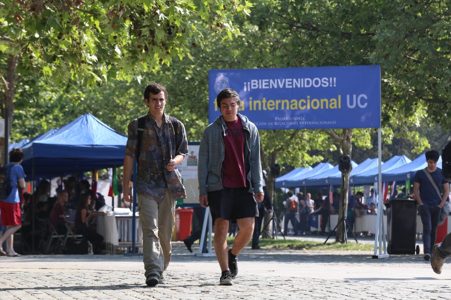 Dos estudiantes caminando en la Feria Internacional UC