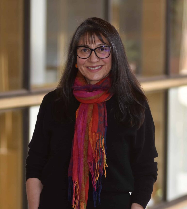 Marisa Meza, profesora asociada, sonríe a la cámara