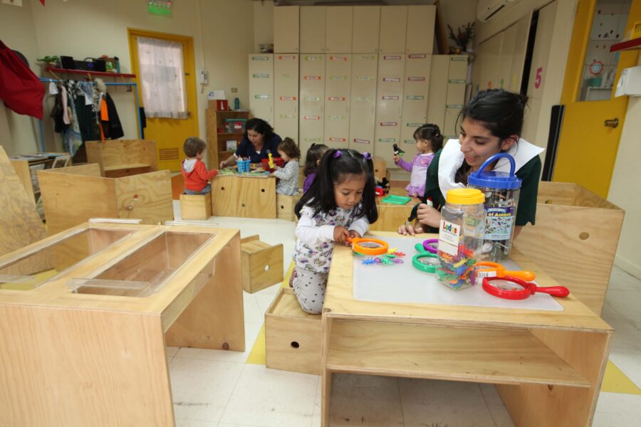 Nuevo libro UC investiga vínculo entre espacio físico de los jardines infantiles