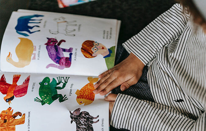 niña hojeando libro infantil