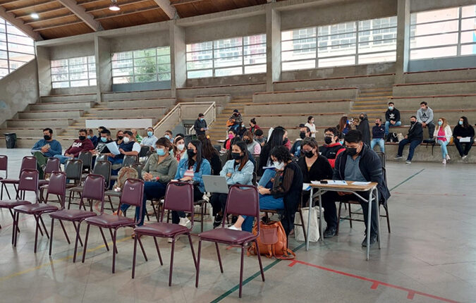 Grupo de personas en un recinto