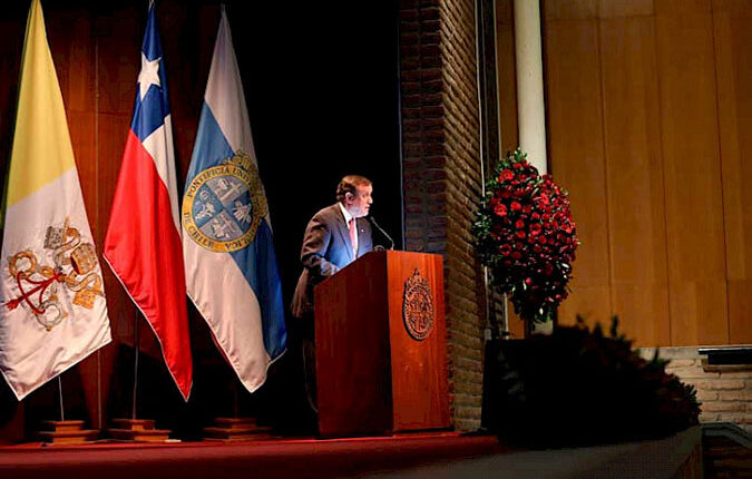 Rector Ignacio Sánchez dando un discurso en el evento