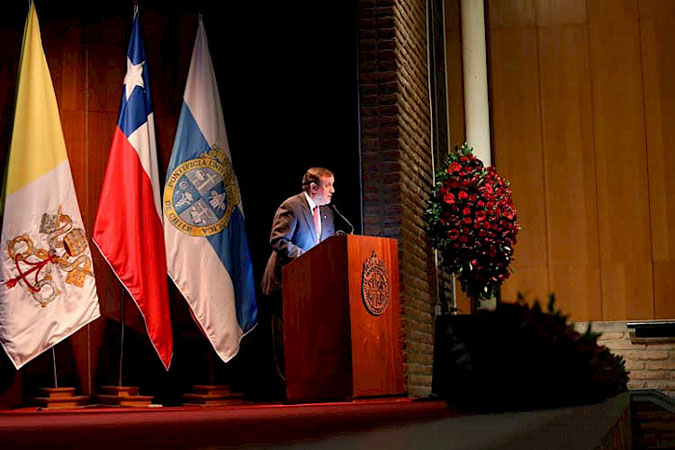 Rector Ignacio Sánchez dando un discurso en el evento