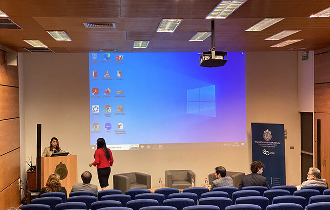 Académica Daniela Véliz en el seminario
