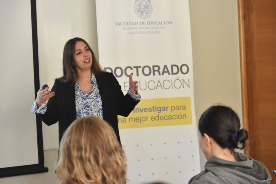 La académica Javiera Marfán presenta su investigación ante asistentes al Coloquio.