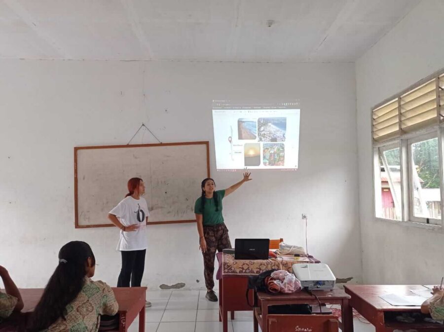 La estudiante Heidi Núñez está junto a una pizarra dando clases en Indonesia.