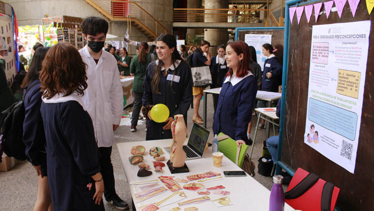 Estudiantes de educación básica participan en feria de prácticas