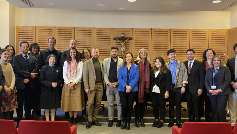 Los 17 estudiantes premiados aparecen con autoridades de Dirección de Pastoral y Cultura Cristiana y la Vicerrectoría de Investigación
