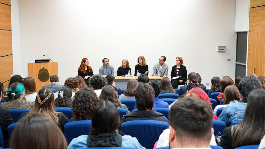 Panelistas debaten durante lanzamiento de Revista Crisálida.