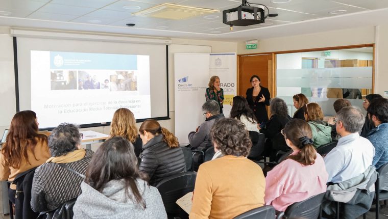 Paola Sevilla y Valeria Cabello exponen en Coloquio Educación.