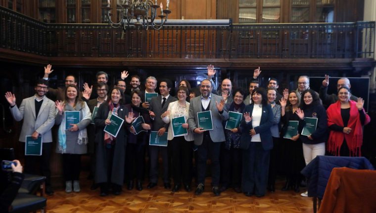 Consejo para la Reactivación Educativa entrega informe a ministro