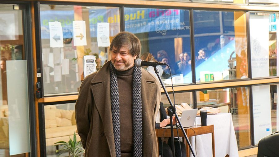 Decano Alejandro Carrasco en la Feria Huella Pedagógica