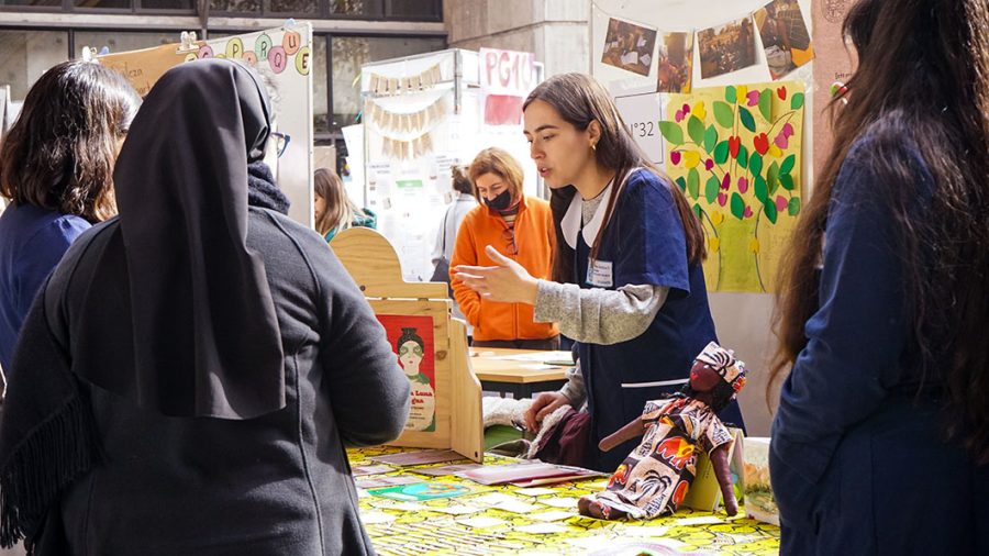Estudiante expone sobre su práctica en Chad en la Feria Huella Pedagógica