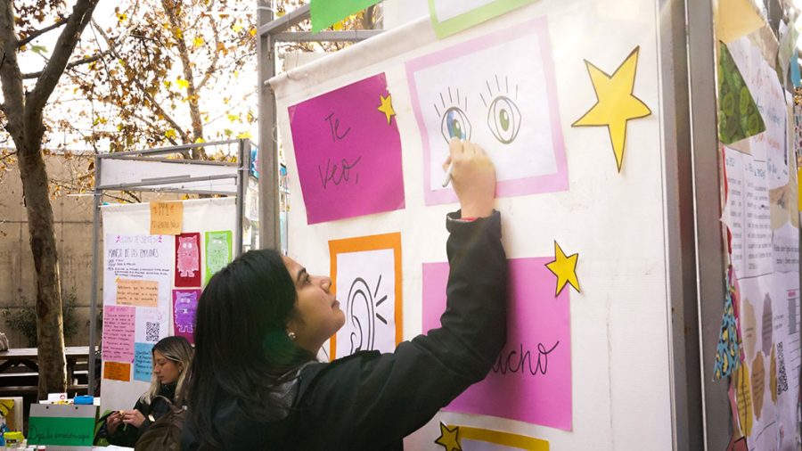 Estudiante dibuja en pizarra durante la Feria Huella Pedagógica