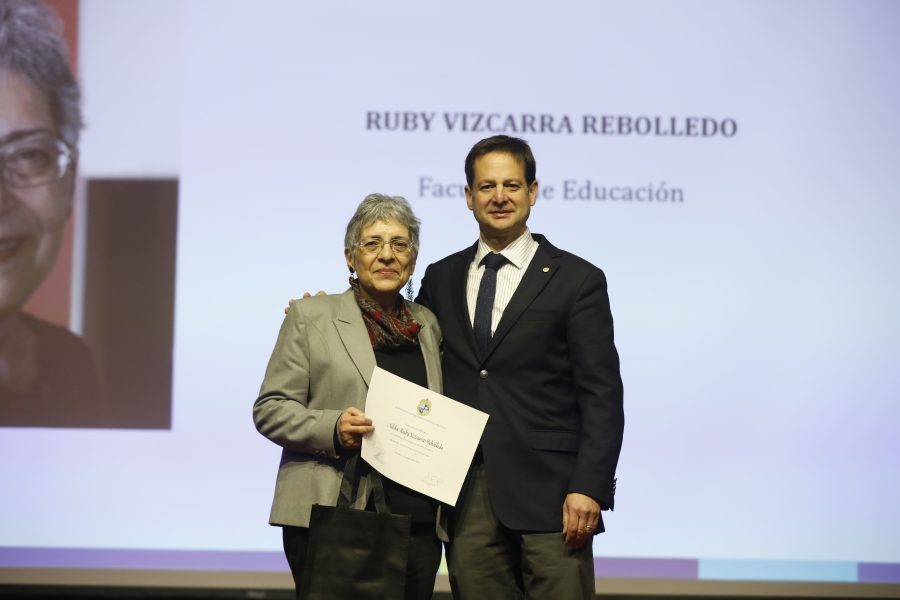 Ruby Vizcarra recibe reconocimiento por 25 años de trayectoria académica.