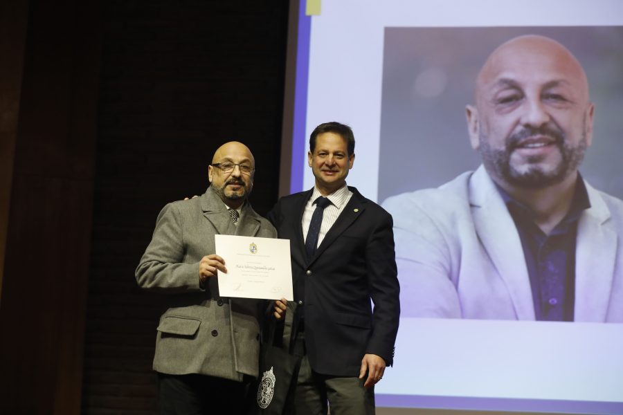 Mario Quintanilla recibe reconocimiento por 25 años de trayectoria académica.