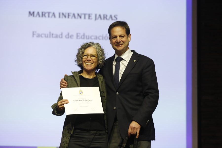 Marta Infante recibe reconocimiento por 25 años de trayectoria académica.