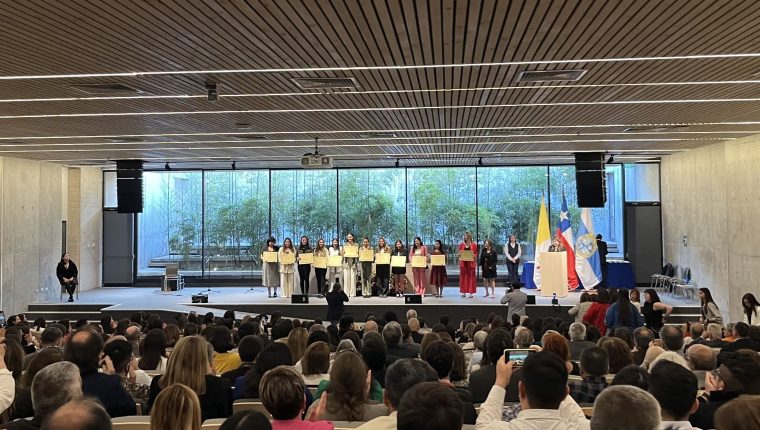 Pedagogía en Educación Básica cuenta con 137 nuevos titulados y tituladas