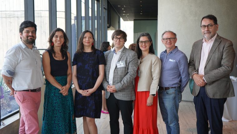 Decano Alejandro Carrasco y académica Verónica Cabezas en entrega informe PNUD.
