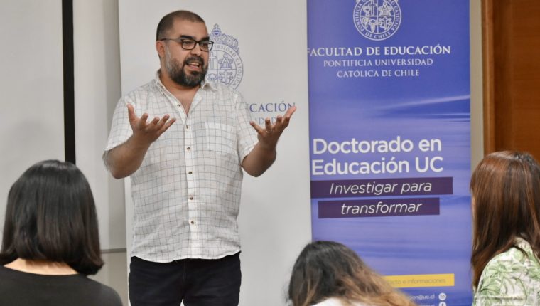 Gabriel Gutiérrez en coloquio, exponiendo sobre escuelas públicas.