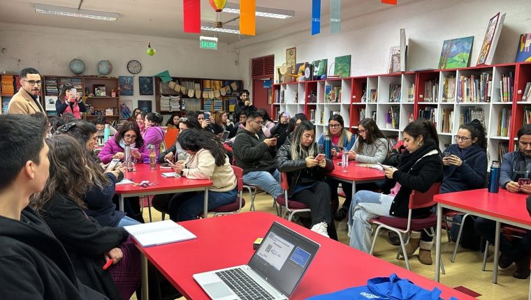grupo de profesores trabajando en una sala