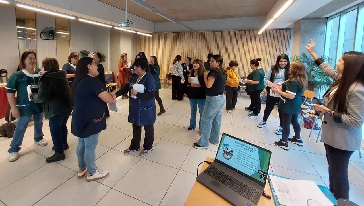 Educadoras y asistentes en actividad práctica sobre autocuidado y bienestar.