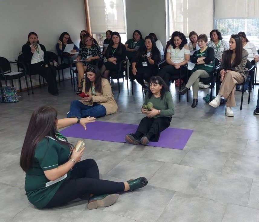 Educadoras y asistentes aprendiendo las herramientas pedagógicas del Programa de la Amabilidad.